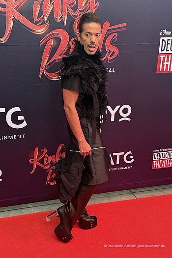 Jorge Gonzales auf dem Red Carpet vor der Premiere von Kinky Boots im Deutschen Theater am 29.10.2025 (@Foto: Martin Schmitz) 